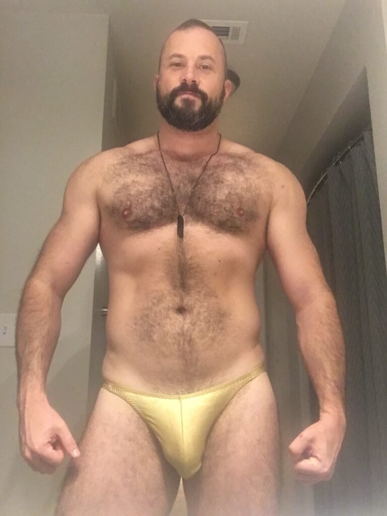 Lire la suite à propos de l’article Enzo, 28 ans, mannequin fitness au corps parfait et à la voix qui te rend dur