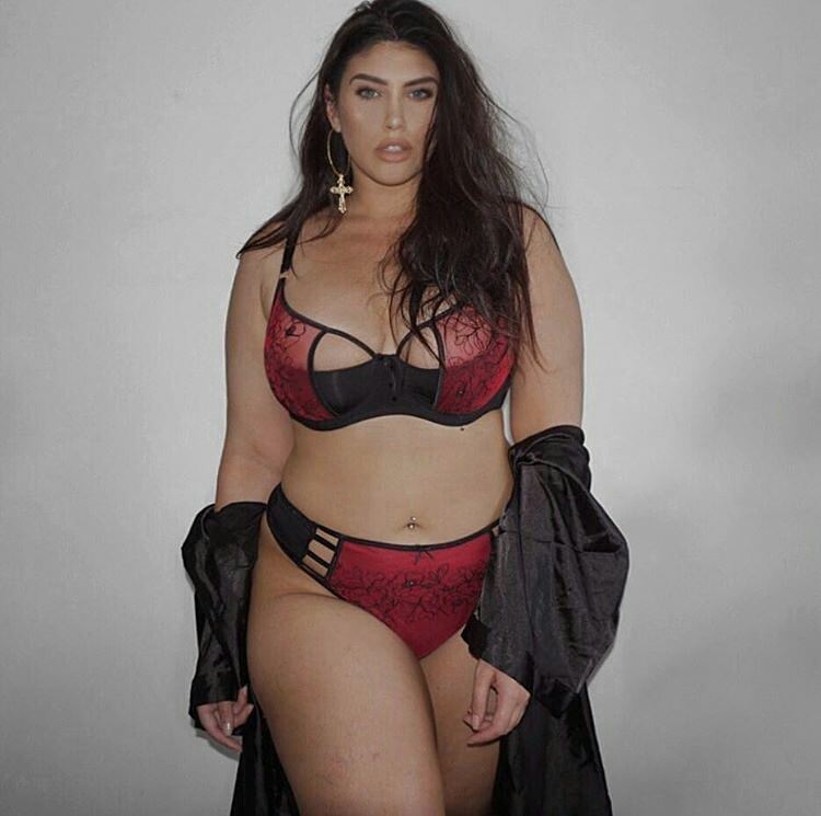 Lire la suite à propos de l’article Grosse salope au tel : Lina, 26 ans, coquine insatiable prête à tout pour te faire jouir