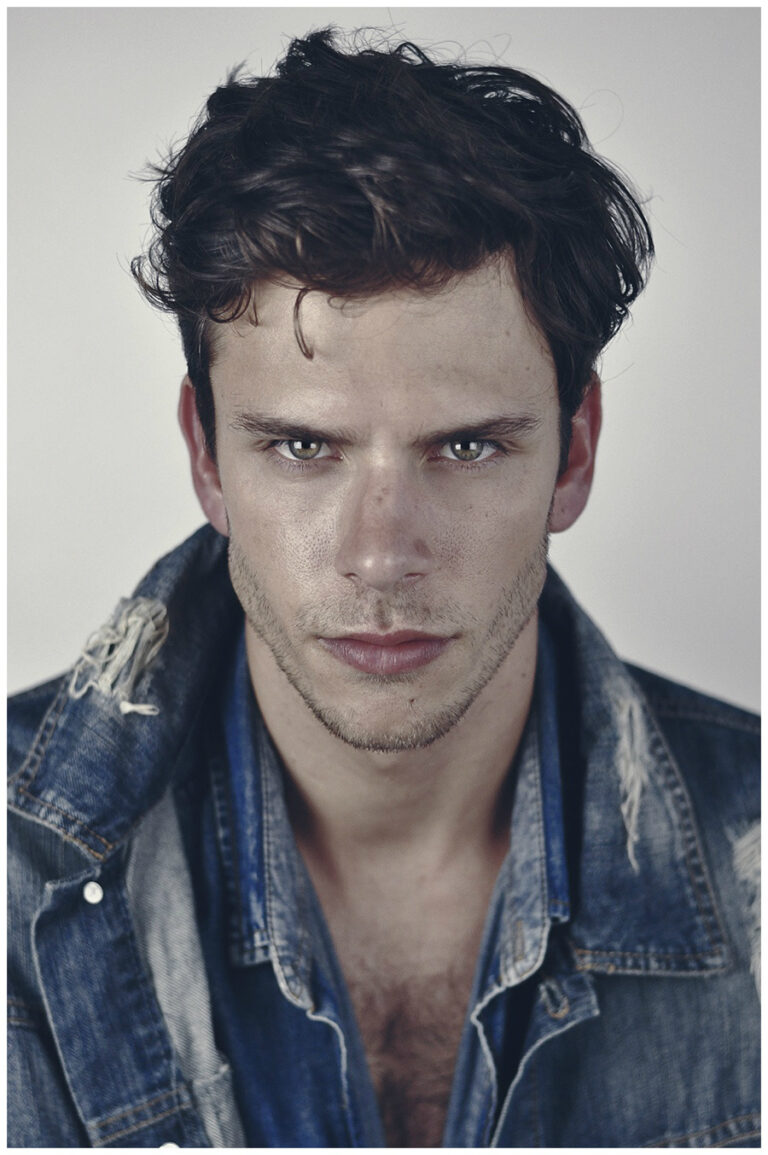 Lire la suite à propos de l’article Julien, 35 ans, barman chaud qui te fait perdre le contrôle par téléphone